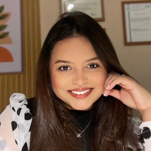Foto de Larissa Giongo, nutricionista especialista em emagrecimento e acompanhamento de pacientes que usam canetinha GLP-1.